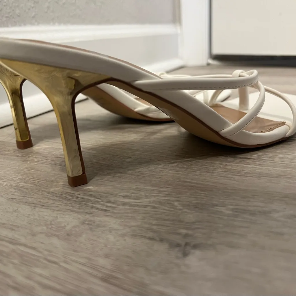 DV by Dolce Vita White and‎ gold Heels with Strappy Design Size 8.5 - Image 3