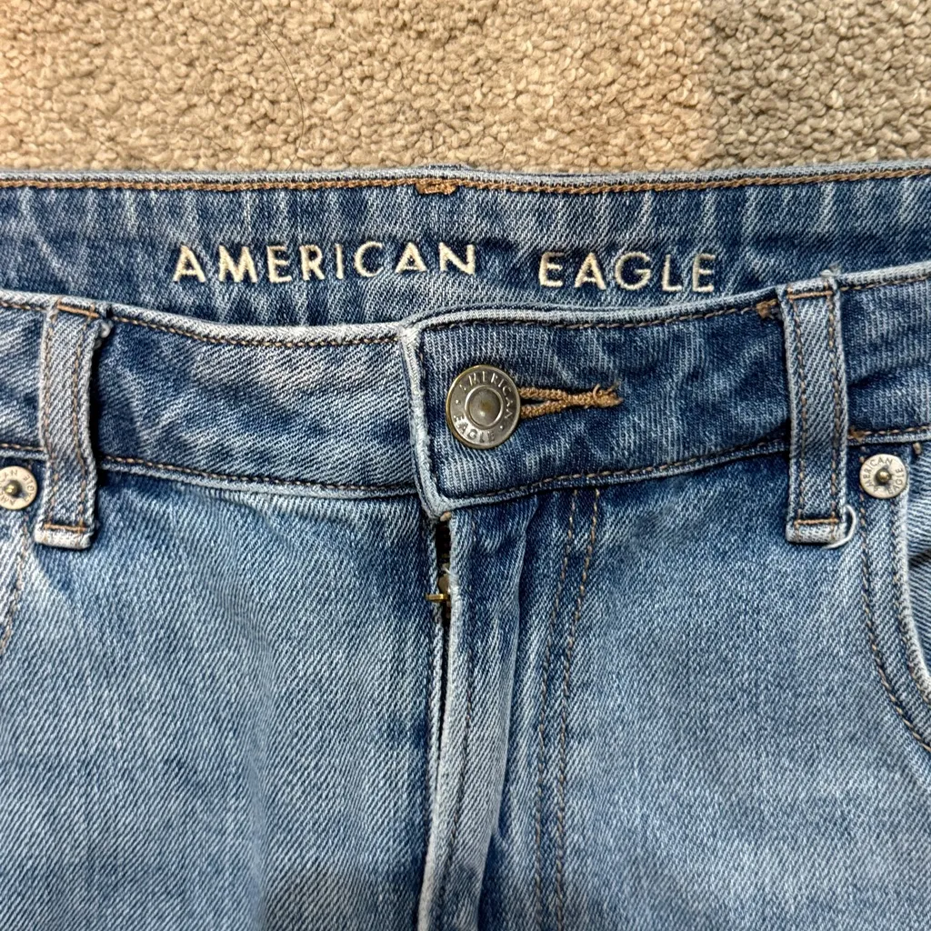 American Eagle Light Wash Distressed Mom Jeans Size 12 Short - Image 3