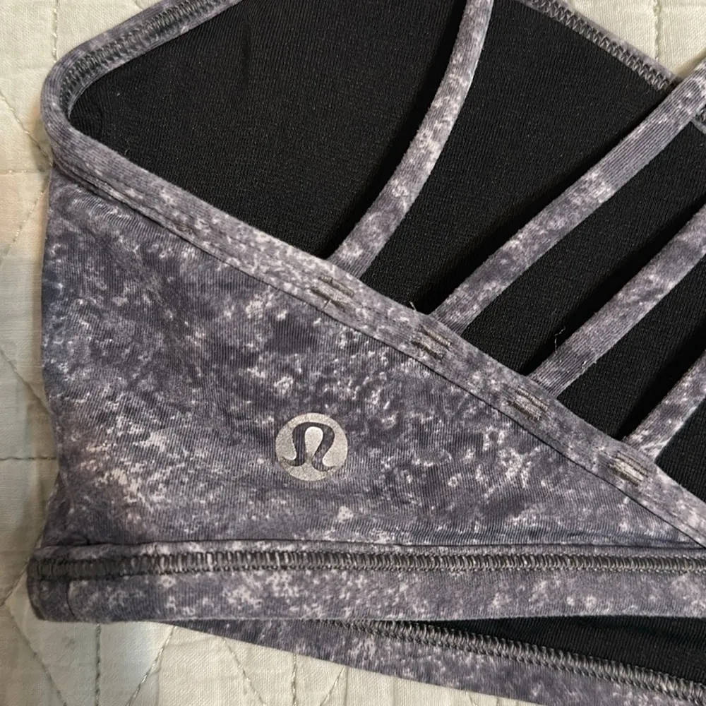 Lululemon light up women sport bra size 8
No sign of wear, grey and black - Image 4