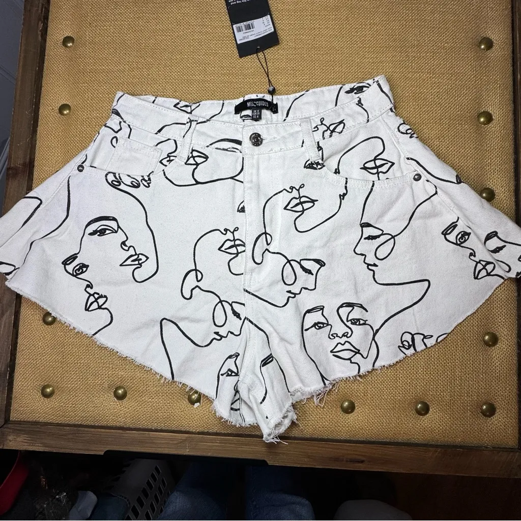 Missguided white denim shorts with a black abstract face line art print Size 4 - Image 4