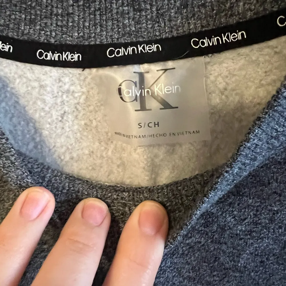 Calvin Klein cropped small sweater - Image 2