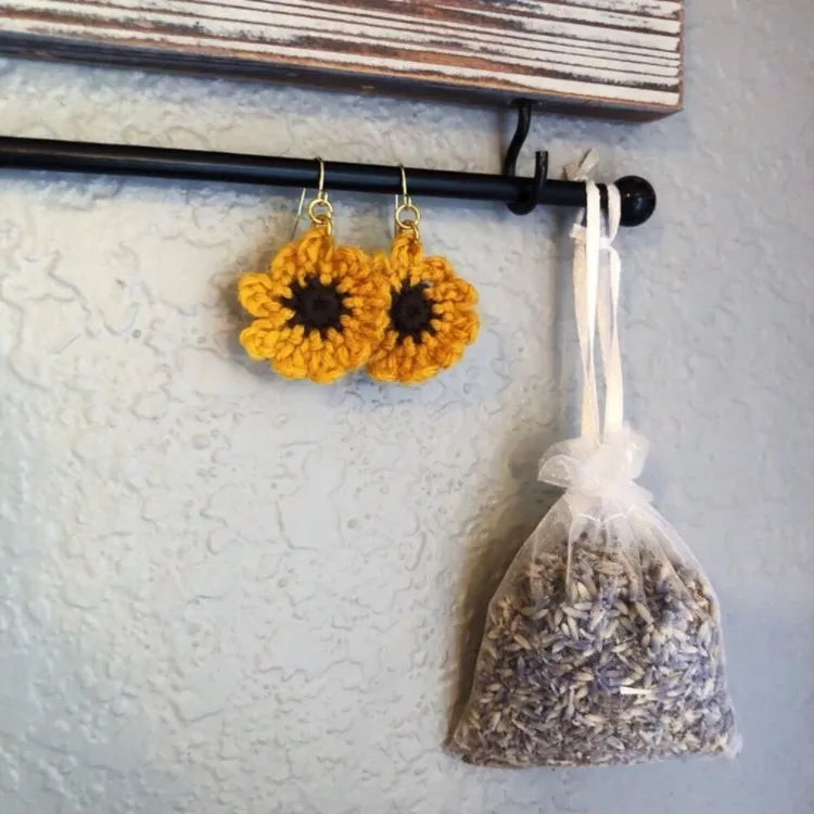 🌻2/$20🌻 Cute Crocheted Floral Sunflower Earrings! Gold - Image 5