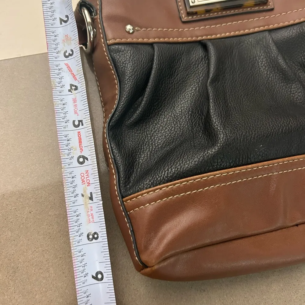 Purse Chaps Two-Tone Crossbody Bag great condition well made - Image 4