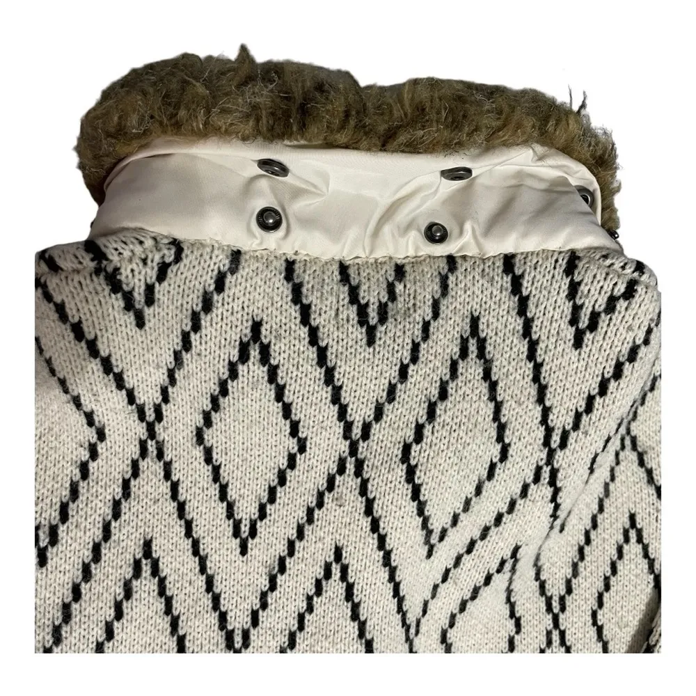 Escio Womens Size XL Ivory & Black Open Sweater Cardigan with faux fur collar - Image 4