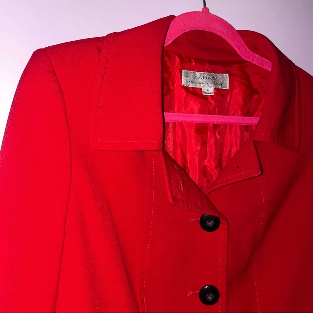 Tahari Size 6 Blazer Red Button Collar Suit Jacket - Image 2