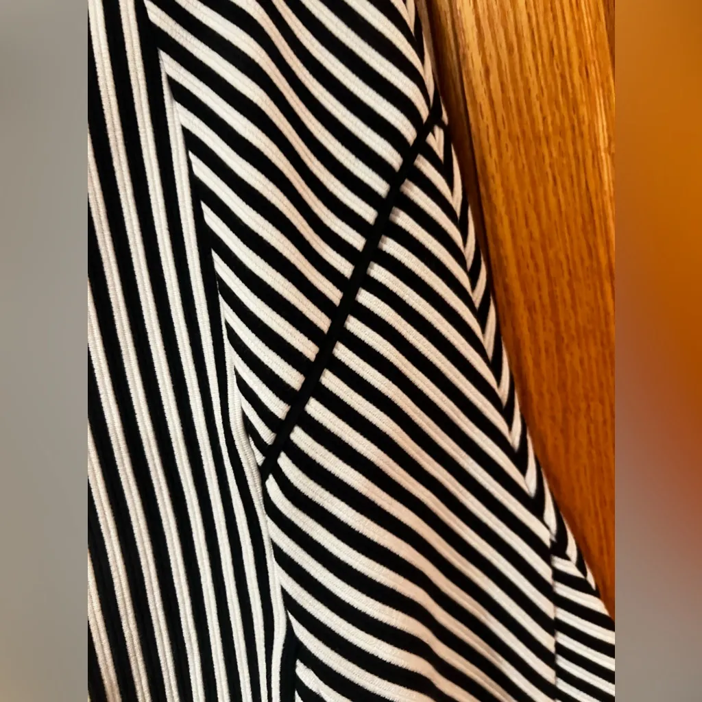 Banana Republic Black‎ & White Stripe Banded Waist Fluted Skirt Size 0 Petite - Image 7