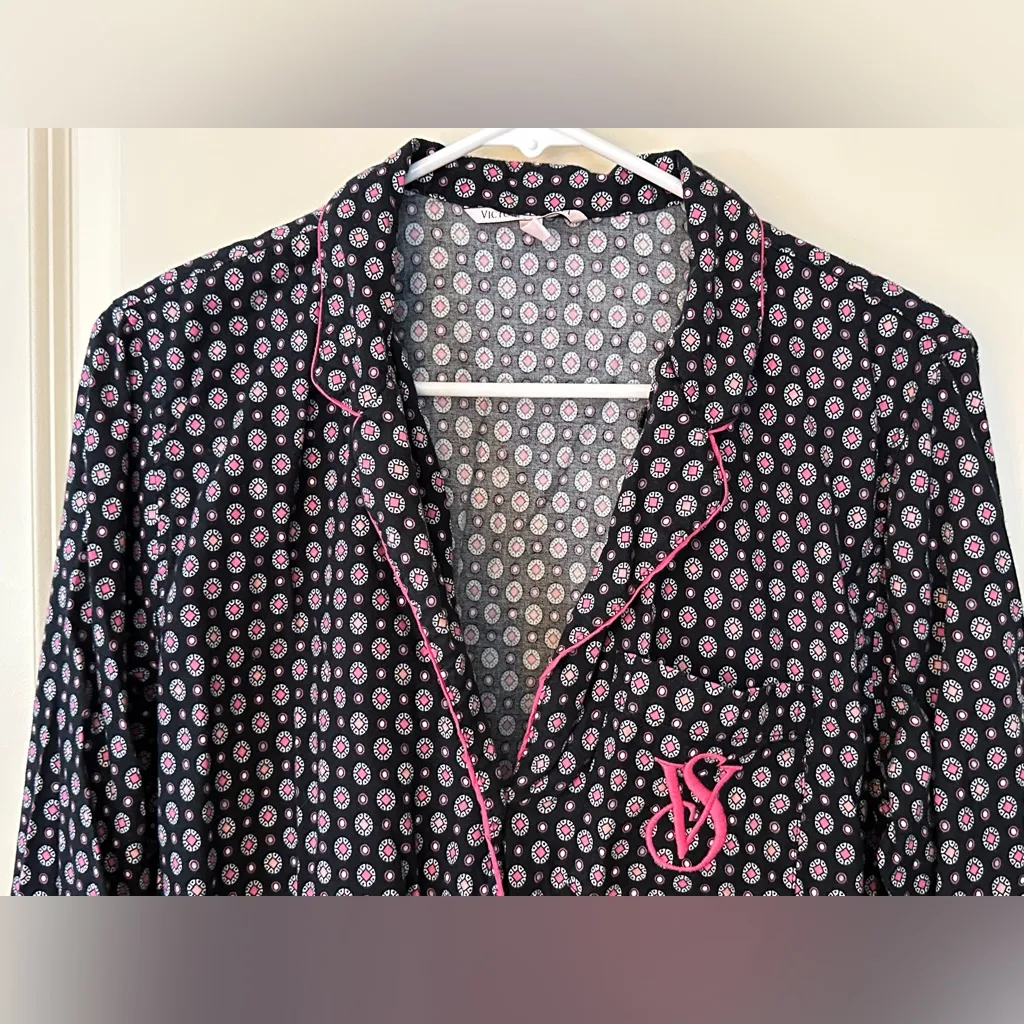 VS Victoria’s Secret Black and Pink Patterned Pajama Top Women’s Sz Small - Image 3