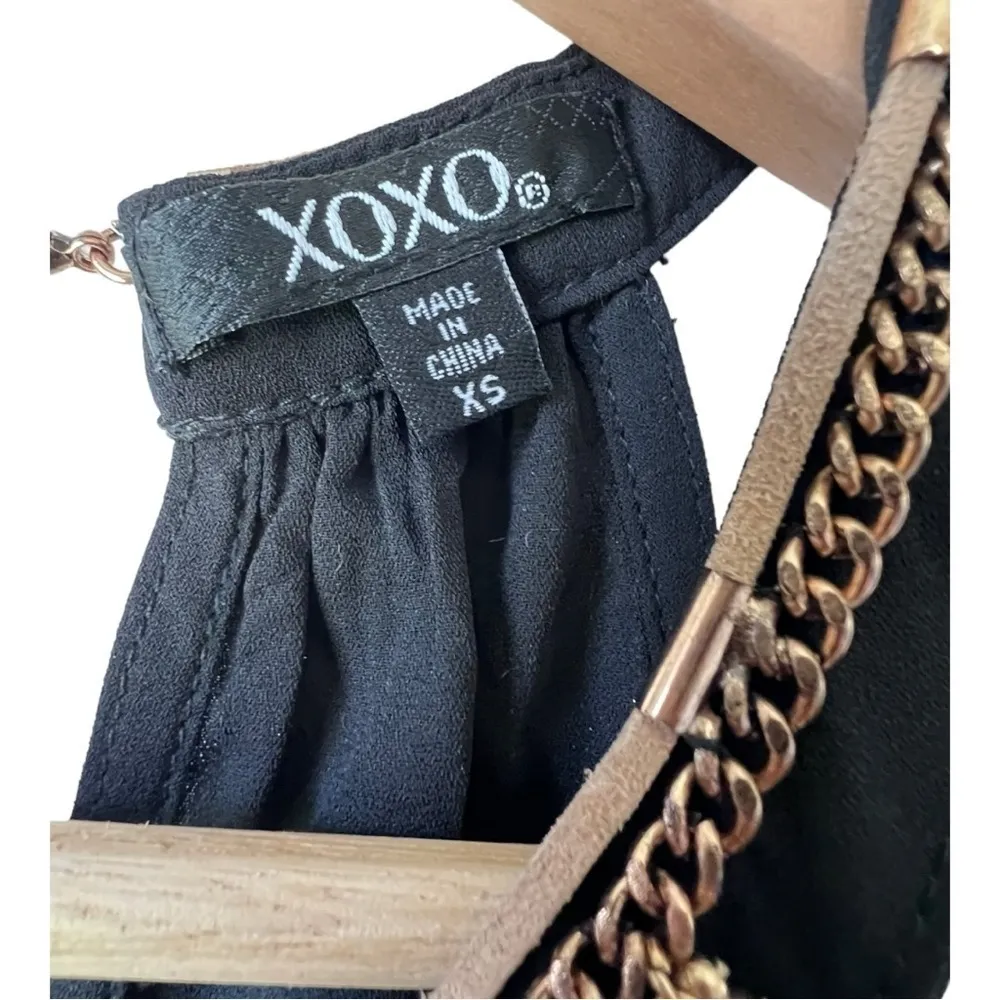 Women’s neckline sleeveless blouse boho blouse with fringe necline XOXO size XS. - Image 4