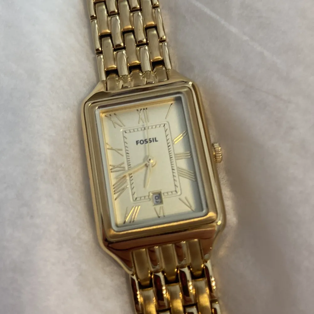 Fossil Gold-Tone Watch with Box brand new have very long bracelet - Image 7
