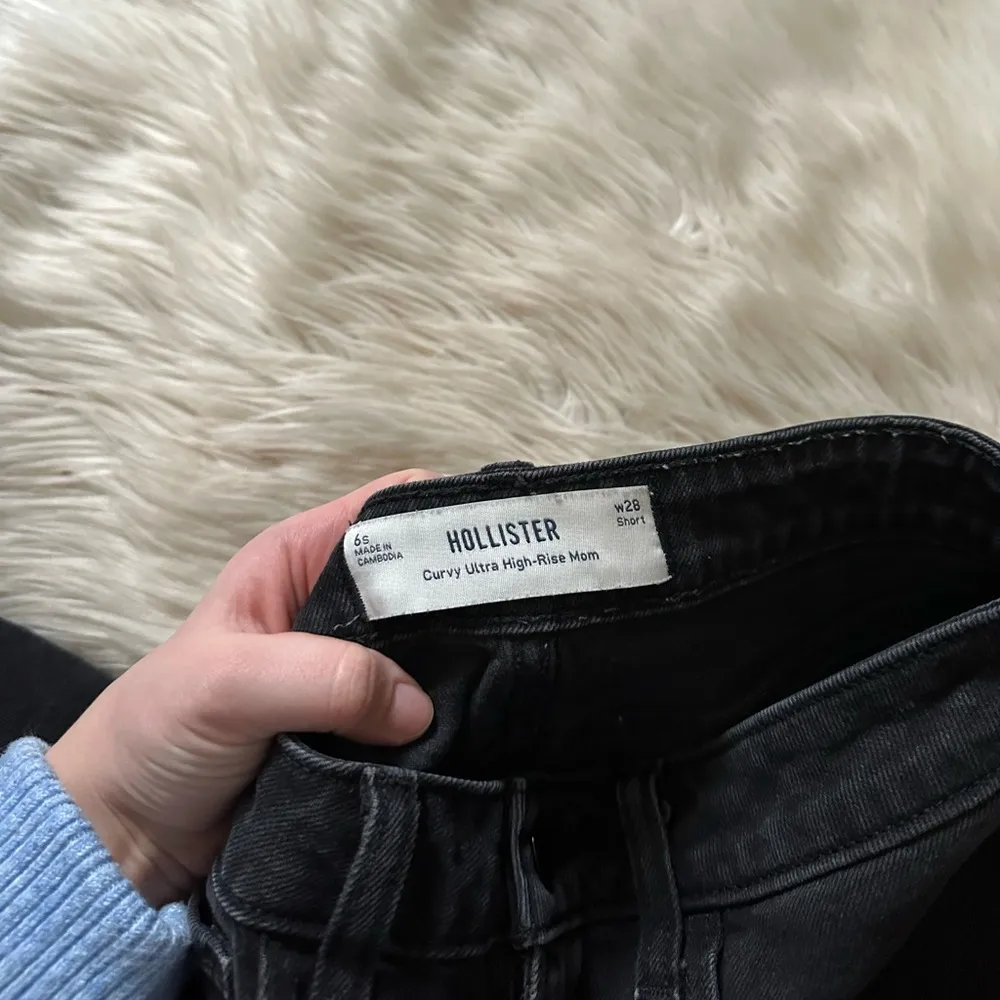 HOLLISTER Curvy Ultra High Rise Black Distressed  Mom Jeans - Image 5