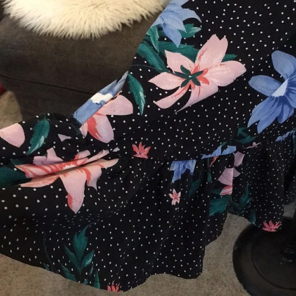 Boutique! Gorgeous Silky stretch floral dress with tie waist, ruffle bell sleeve Black Size XL - Image 7