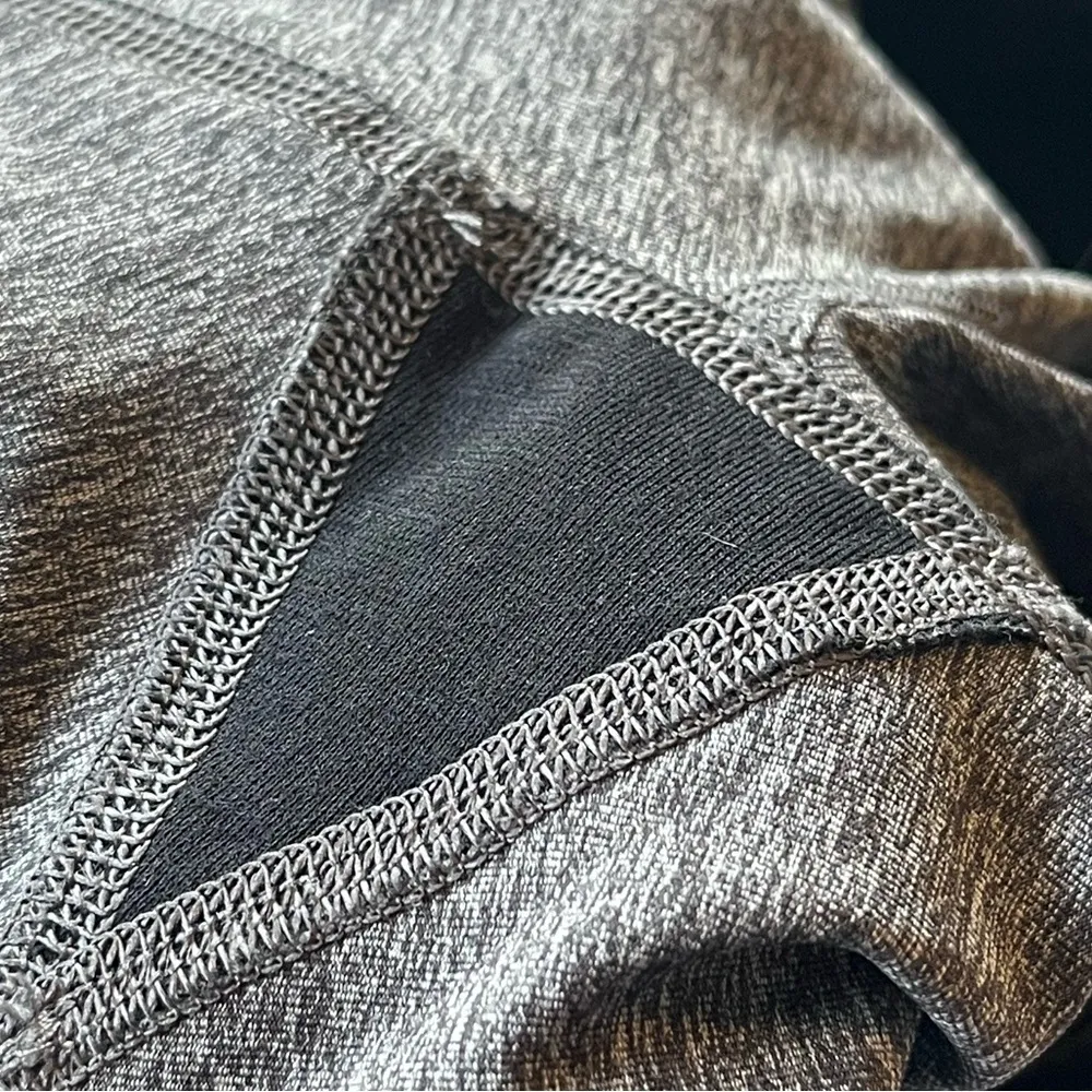 Lululemon pace Revival Gray and Black Crop with side pockets size 4 - Image 5