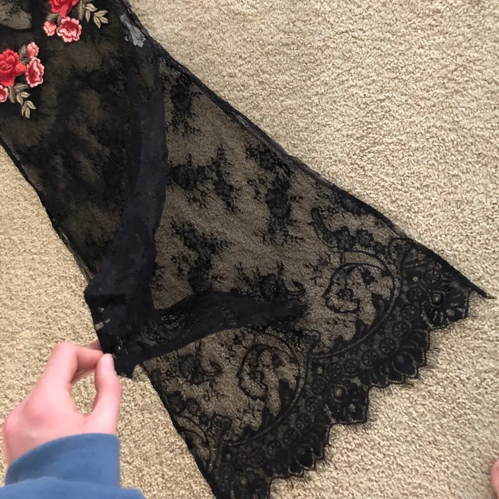 Black lace mesh slit maxi dress embroidered flowers never worn - Image 4