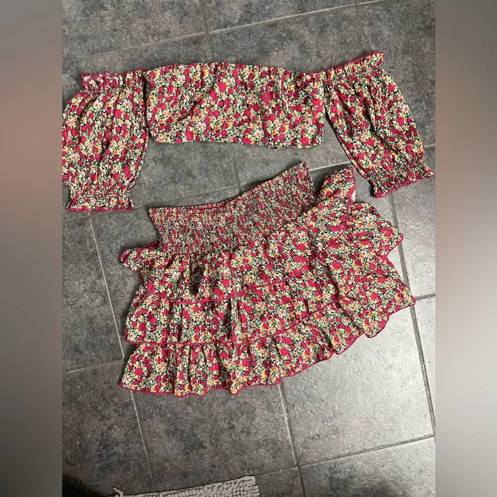 NWOT SHEIN Floral 2 Piece Crop Top and Skirt, Medium - Image 2