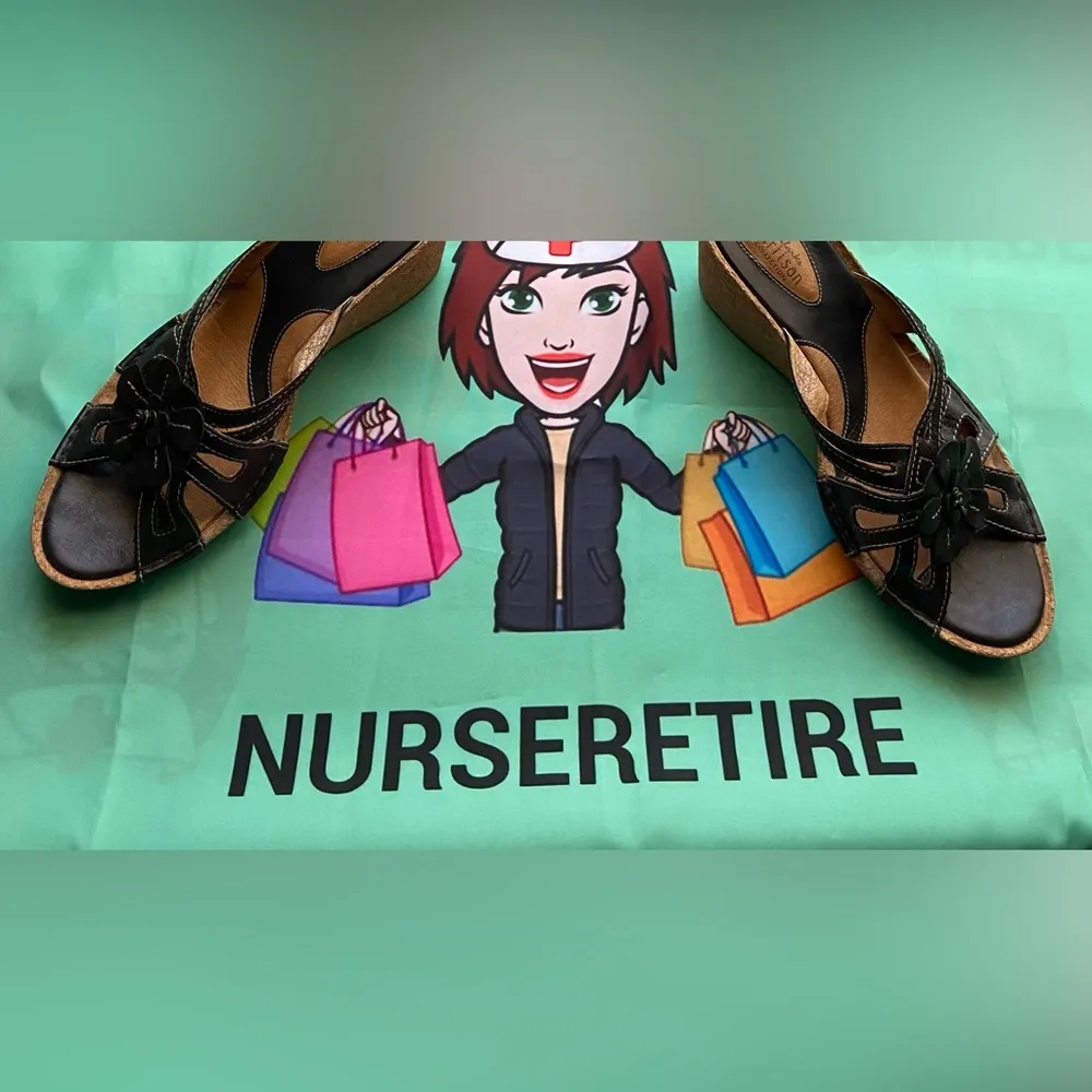 Artisian SZ 9M Black leather Flower Floral Wedge - Image 10