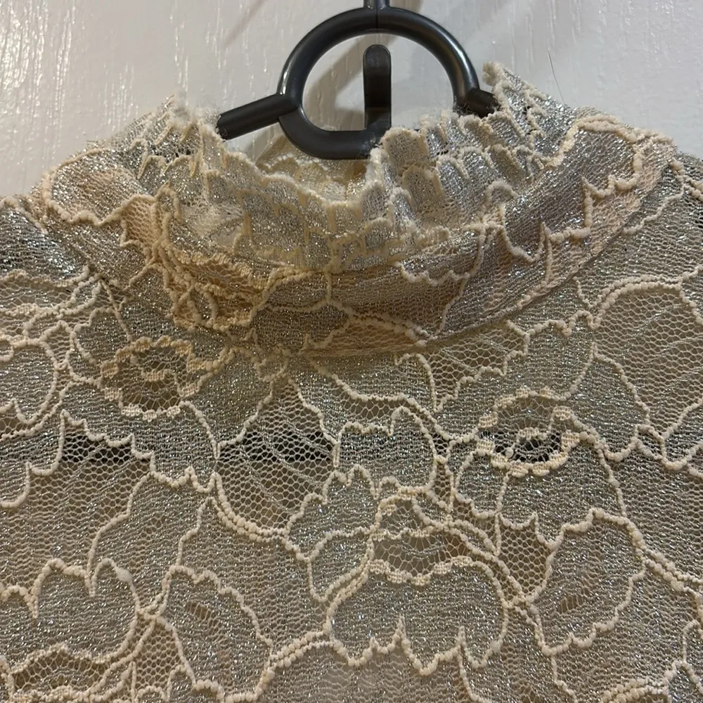 BeBe BRAND CREME LACE L/S TOP HAS BUILT IN LINING PRETTY AND VERSATILE MEDIUM - Image 9