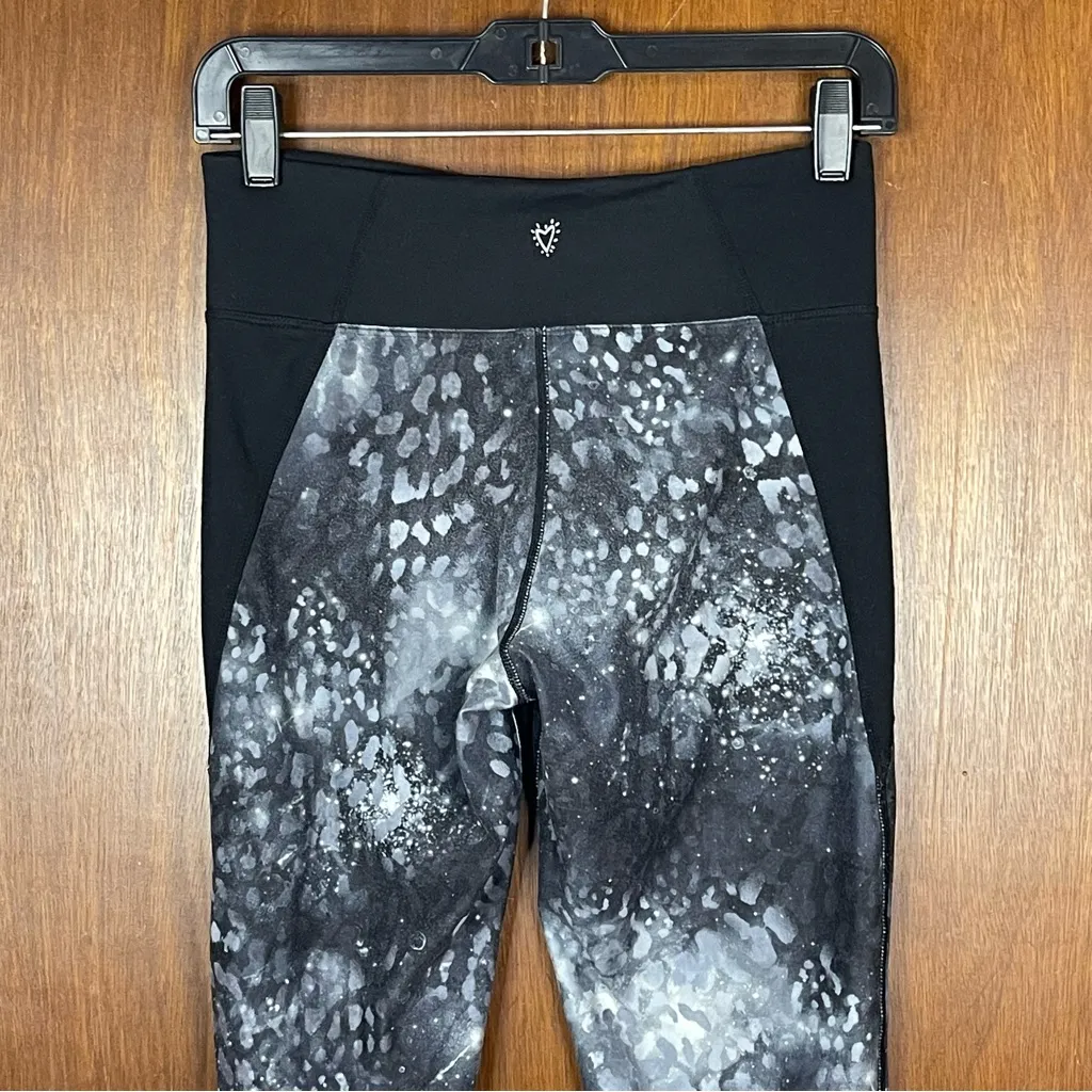 Betsey Johnson Woman’s Activewear Casual Leggings Size Medium - Image 4