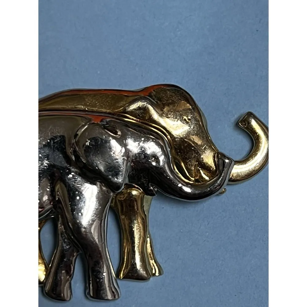 029-010 Vintage Elephant Metal LC Liz‎ Claiborne Elephant Pin Silver Tone Brooch - Image 9