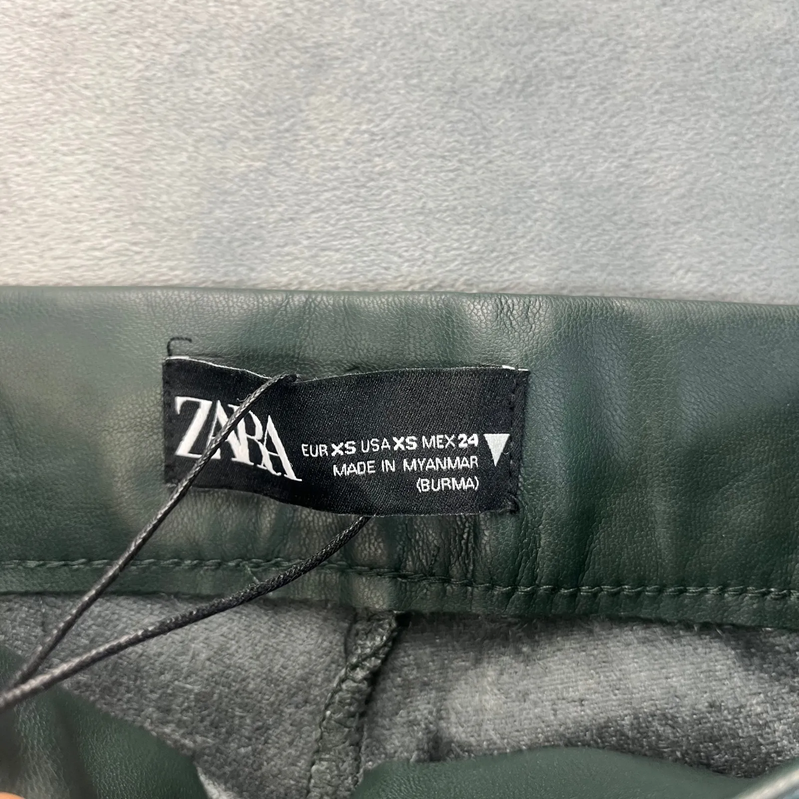 NWT ZARA Faux Leather Leggings Pants Dark Green Mid-Rise Women's Size XS - Image 4