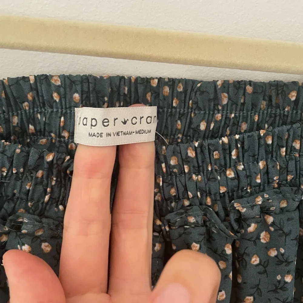 Paper Crane flowy shorts  size medium NWOT - Image 6
