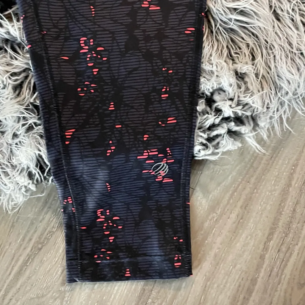 🖤MPG Black Gray & Pink Striped Capri Active Leggings Size M - Image 4