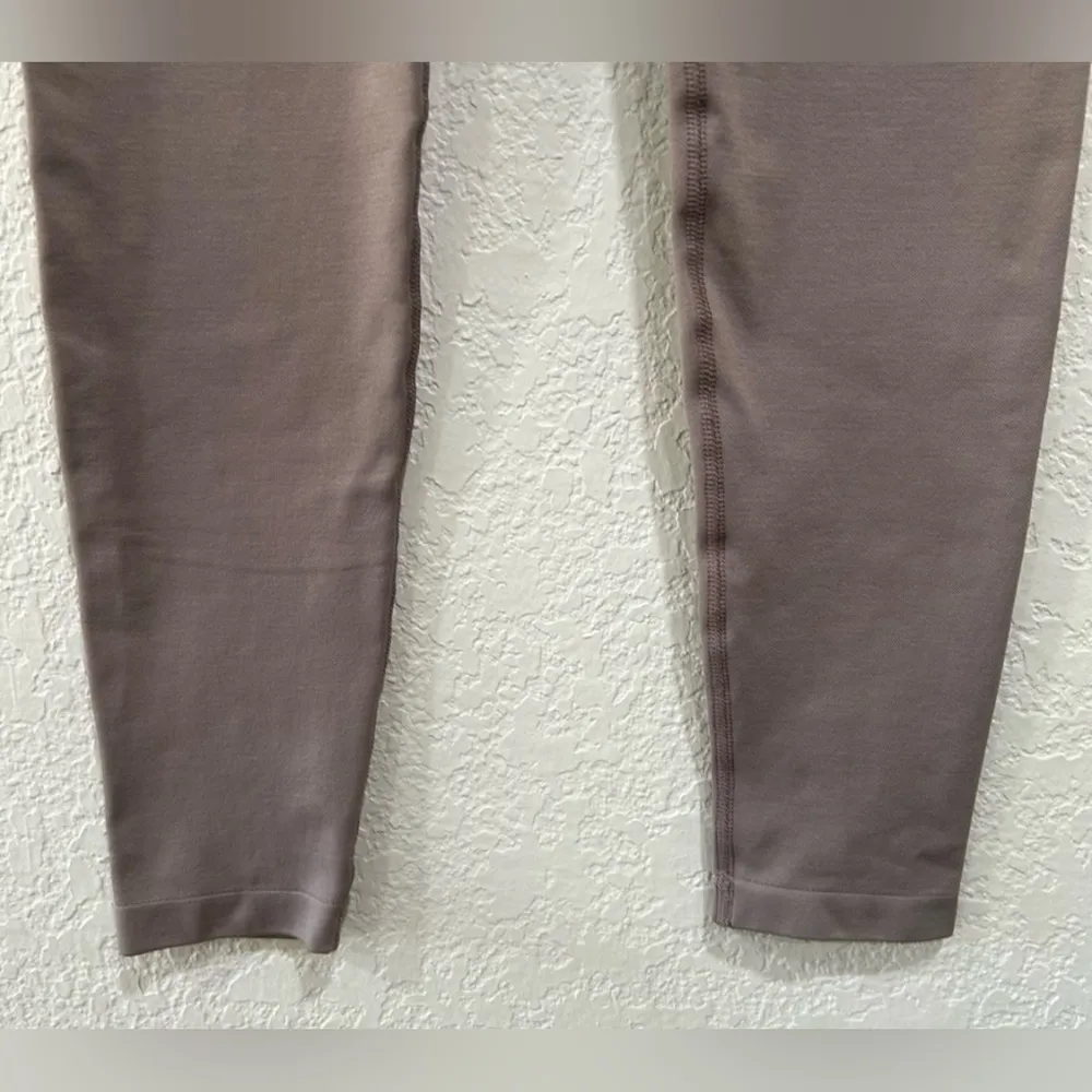 Cuyana stretch leggings in mushroom womens size S/M - Image 4