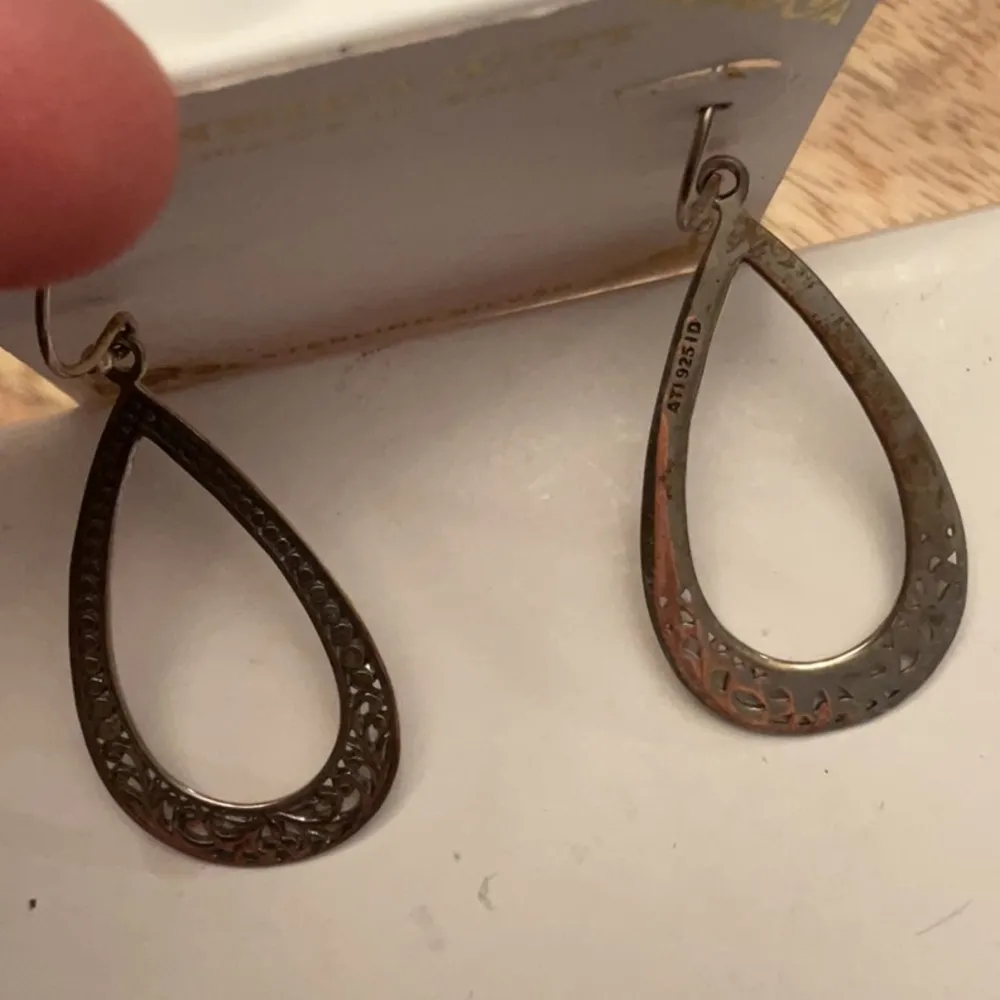 NWT Sterling Silver Teardrop Earrings with Vintage Charm - Image 5