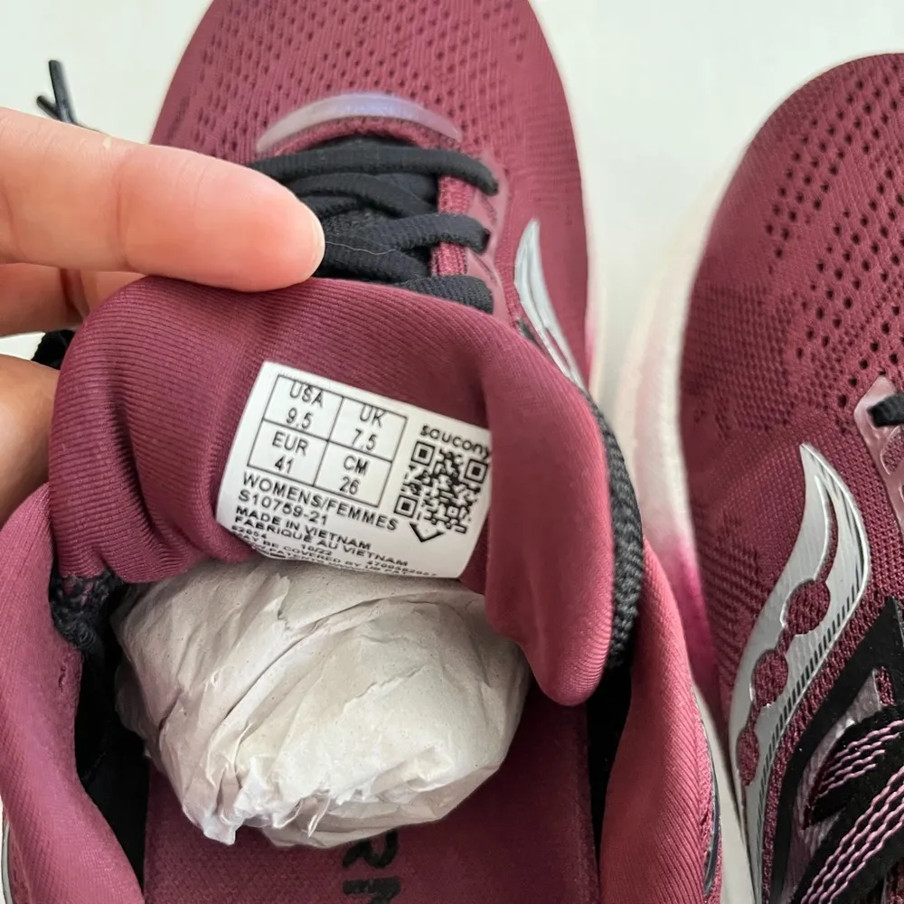 Saucony Red and Black Athletic Shoes with Breathable Mesh - Image 6