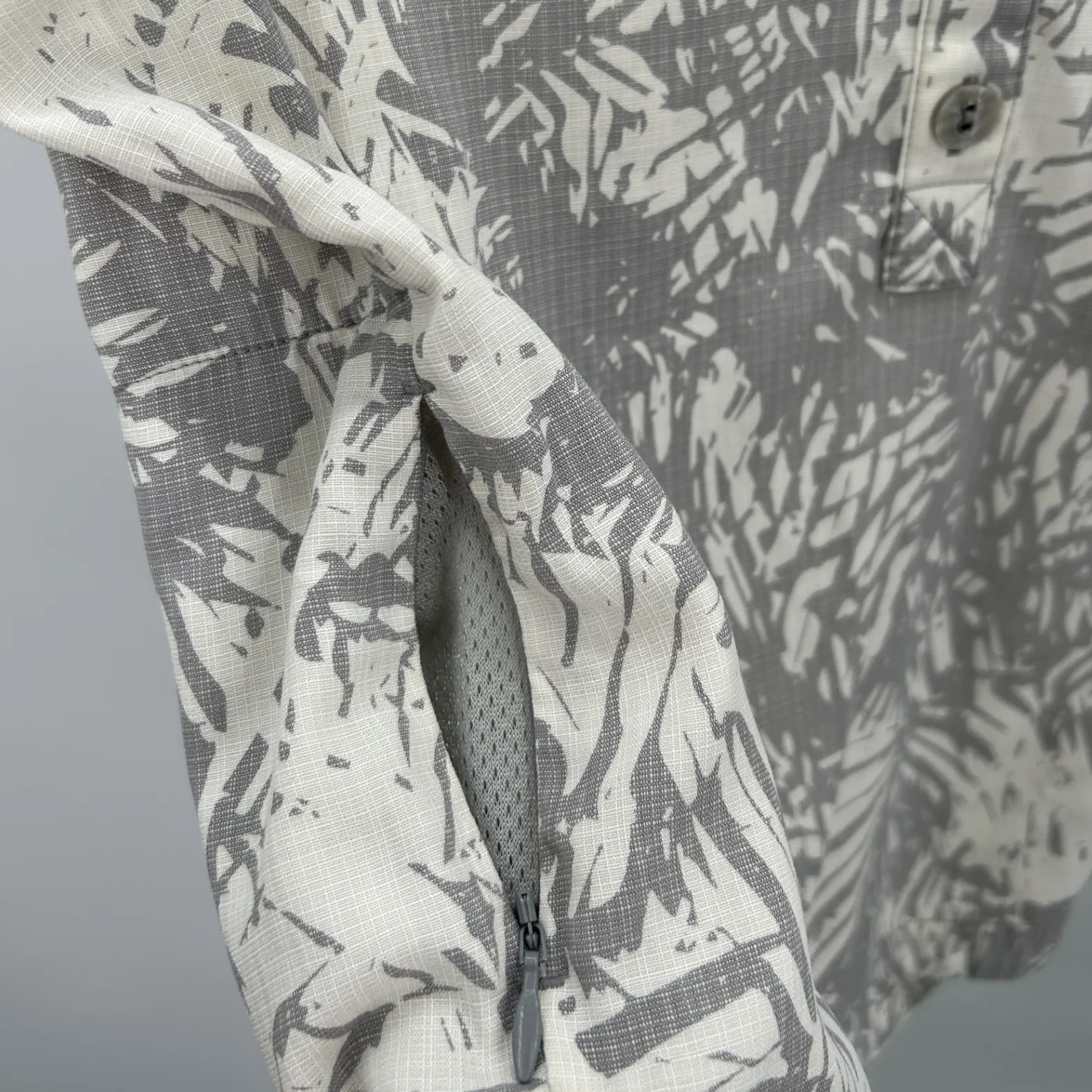 ROYAL ROBBINS Women's Gray Bergen Tropical Print VNeck Button Front Shirt Size L - Image 5