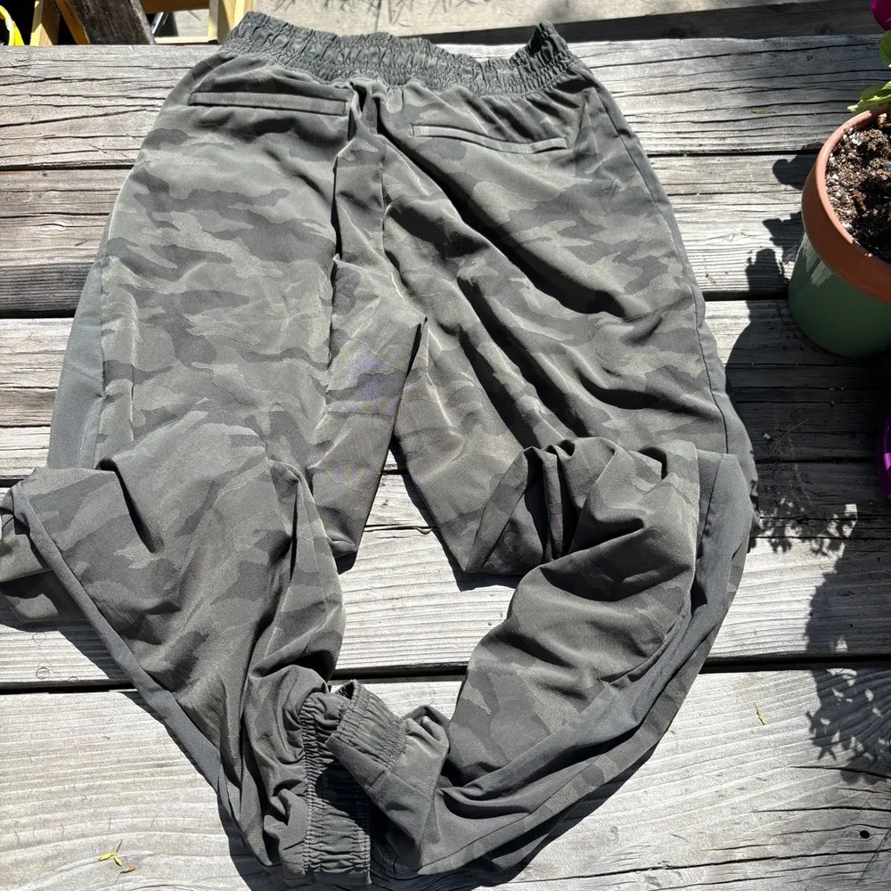 Athleta Brooklyn Textured Lined Jogger | Camo | Size 4 - Image 8