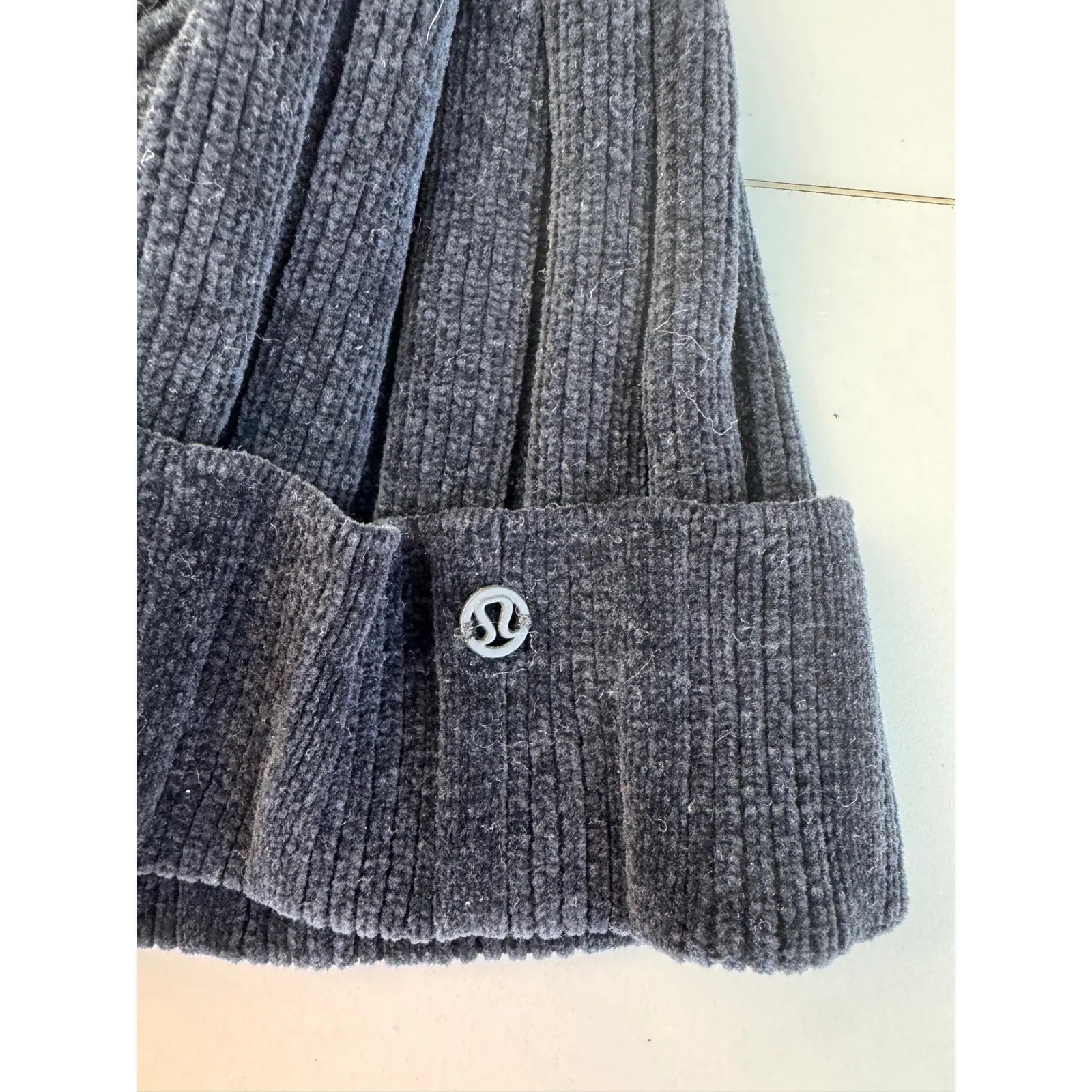 Lululemon Black Ribbed Knit Beanie with‎ Faux Fur Pom One Size - Image 2