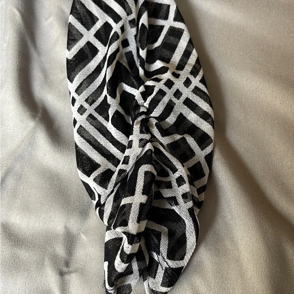 Alfani black and white print design blouse. Size petite large - Image 5