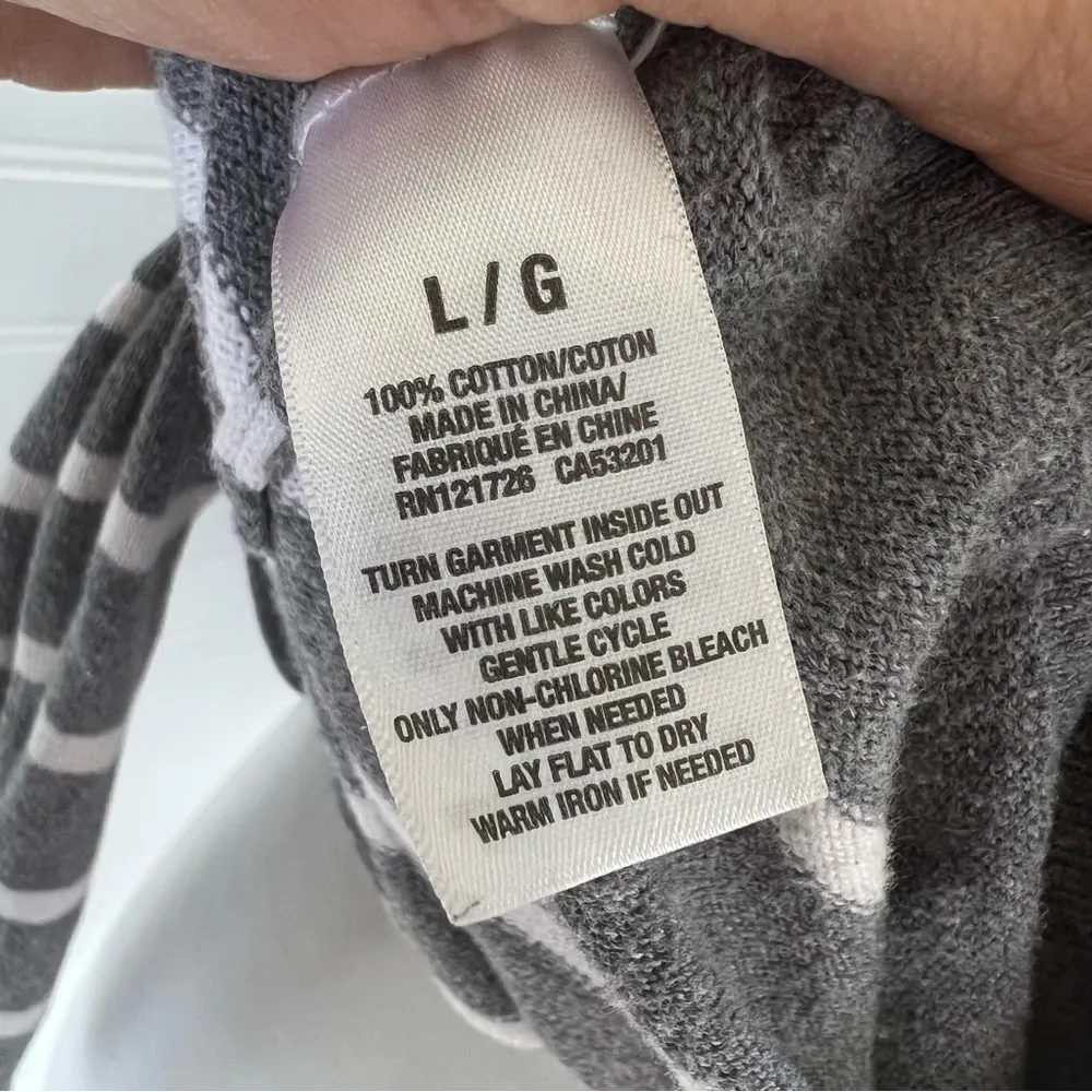 Aeropostale Gray & White Stripe Long Sleeve V-Neck Knit Sweater size L - Image 8