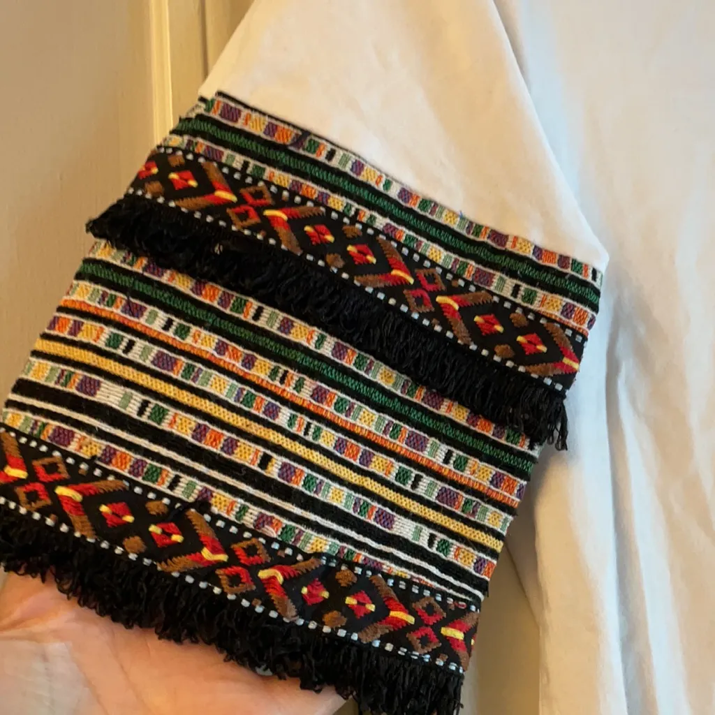 Gianni Bini white top with tribal short sleeves - Image 2