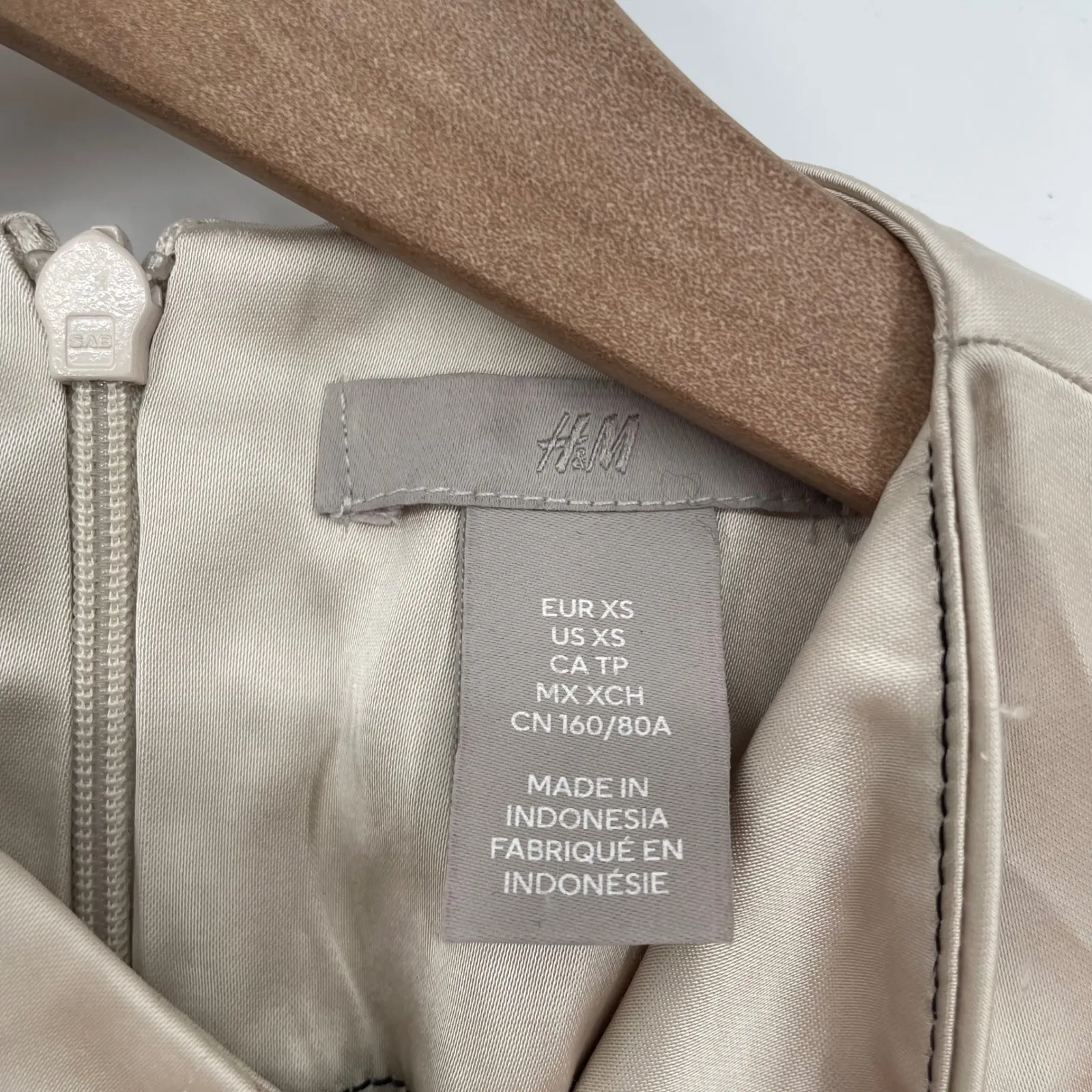 H&M Beige Satin Long Sleeve Button Cuff Blouse Shirt Top XS - Image 3