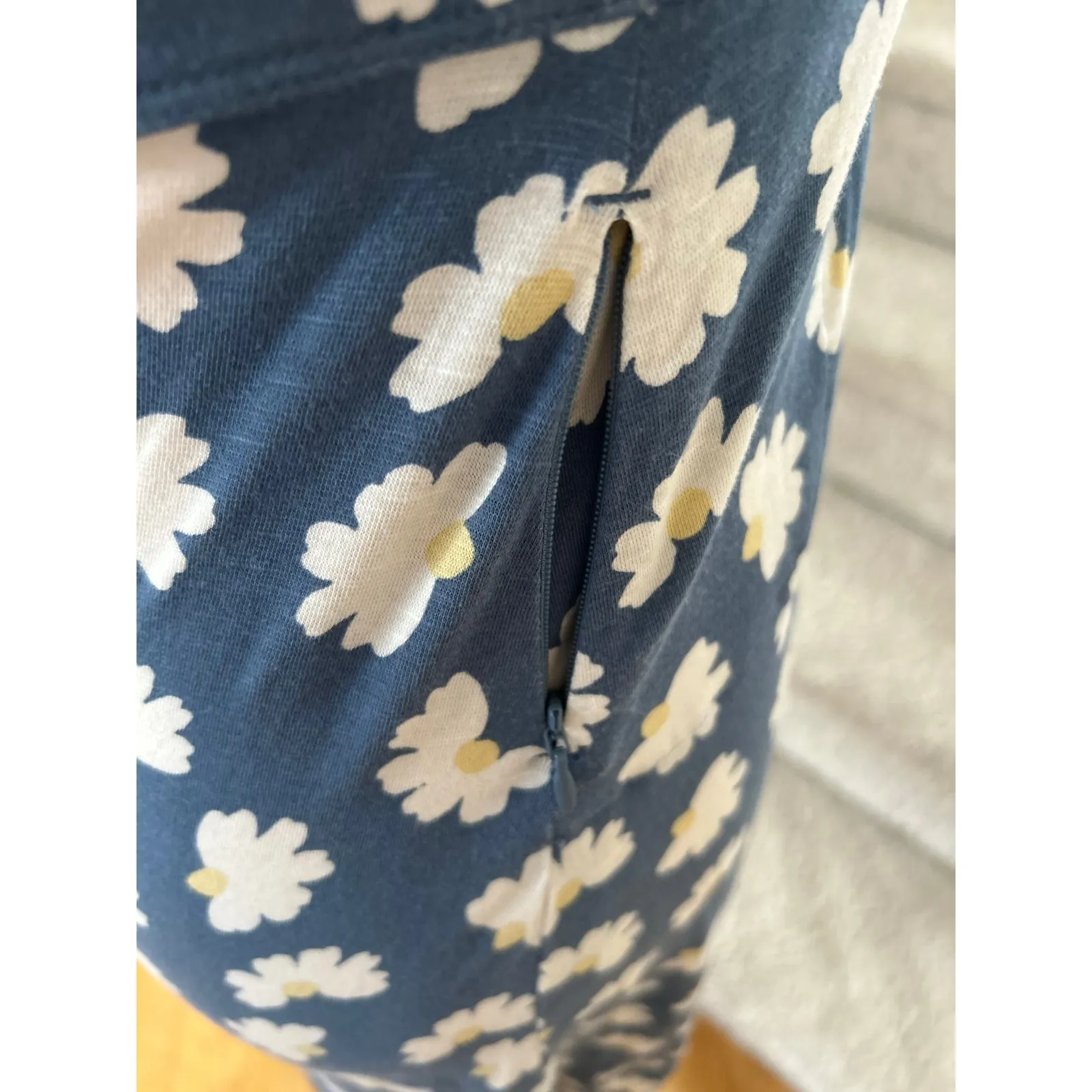 Toad & Co Slate Blue Daisy Print Short Sleeve V - Image 4