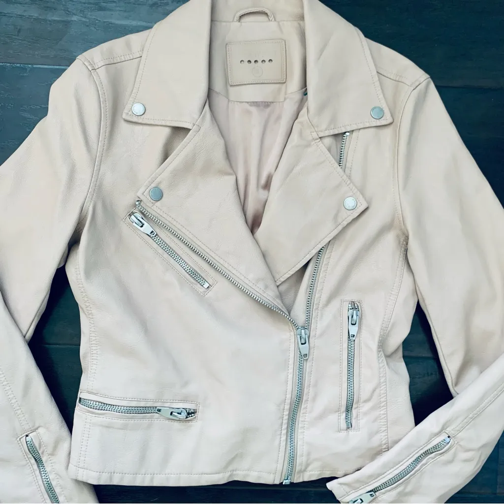 Blank NYC FLASHBACK FRIDAY JACKET Light Pink Semi-fit Vegan Leather Moto Jacket - Image 3