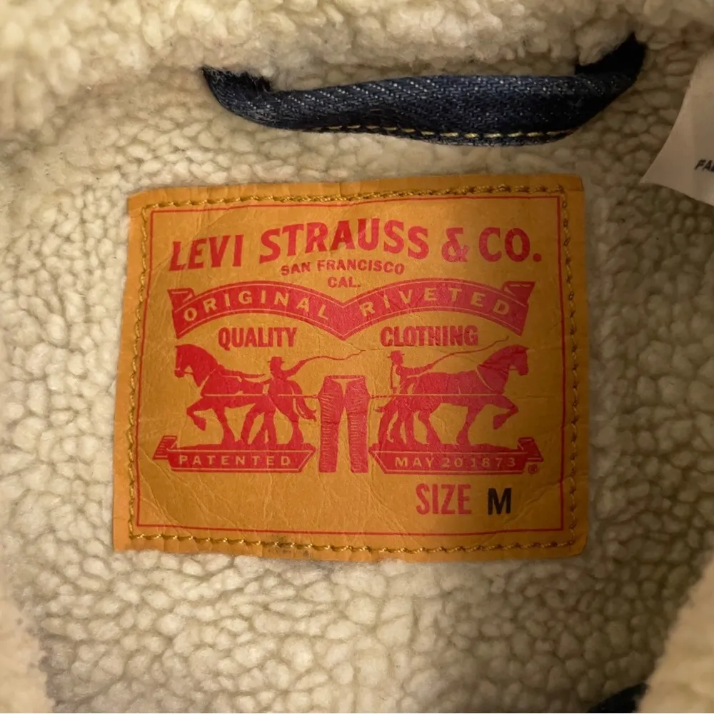 Levis Sherpa Lined Dark Wash Womens
Denim Jacket Size Medium - Image 7