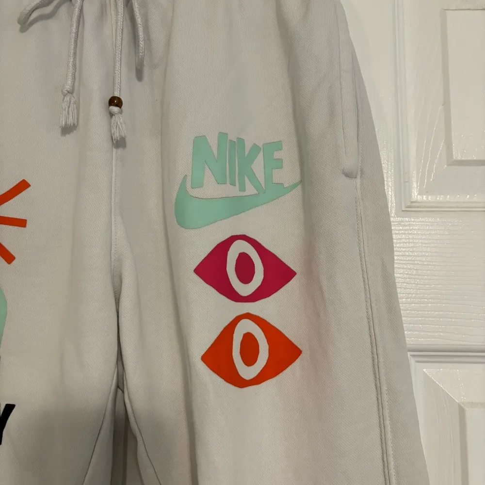 Nike Sportswear White Sweatpants - Image 4