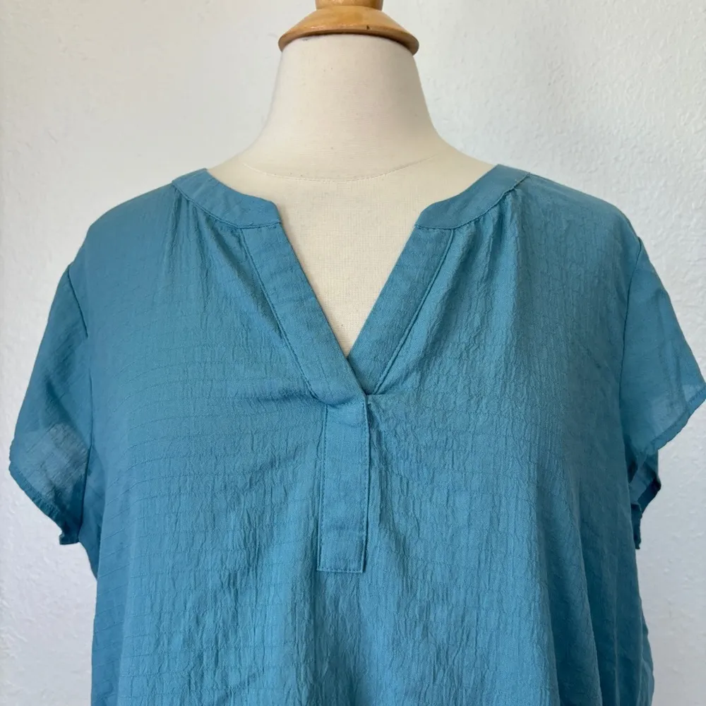 Jane and Delancey Solid Blue V-Neck Short Sleeve High Low Envelope Hem Blouse - Image 4