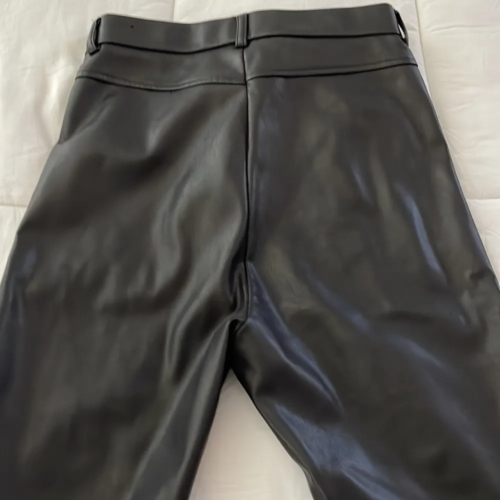 Black faux leather Zara leggings with ankle zippers. Worn once like new. - Image 4