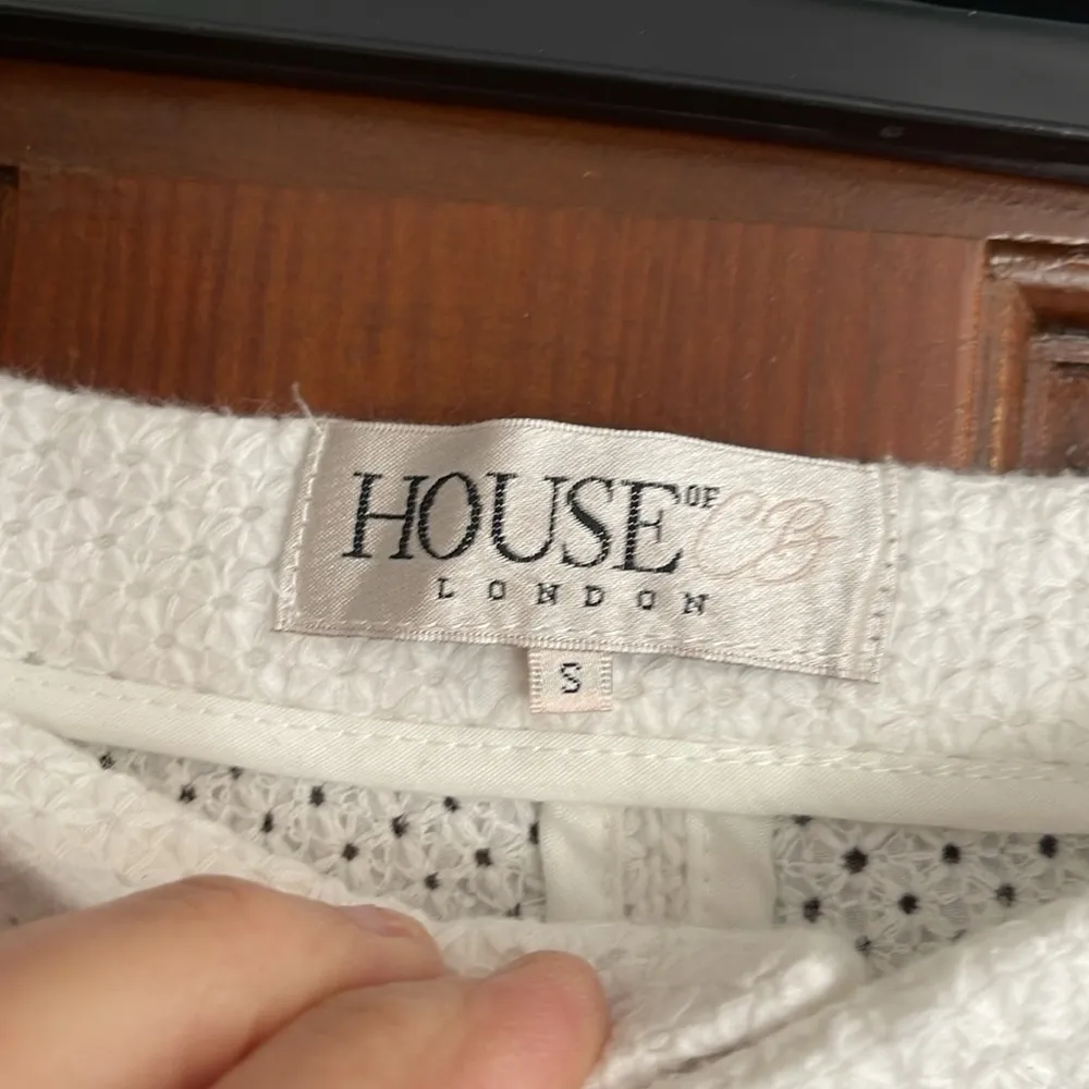 HOUSE OF CB LONDON Elegant white Textured EYELET Pants small - Image 3