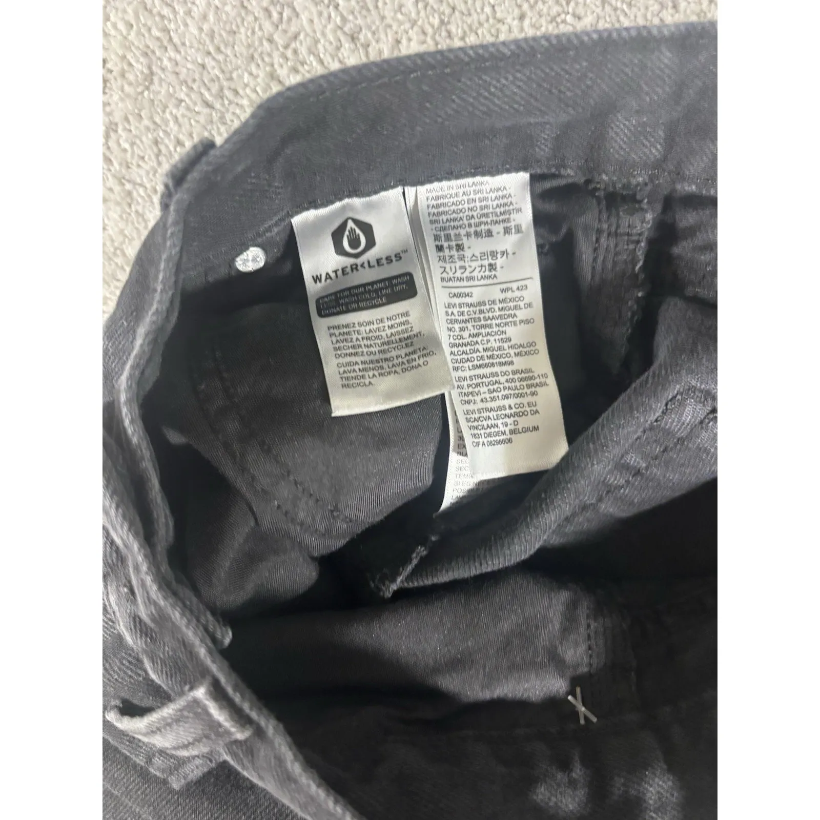 Levi's High Waisted Mom Jeans Womens 26 Black Distressed 100% Cotton Dark‎ Wash - Image 6