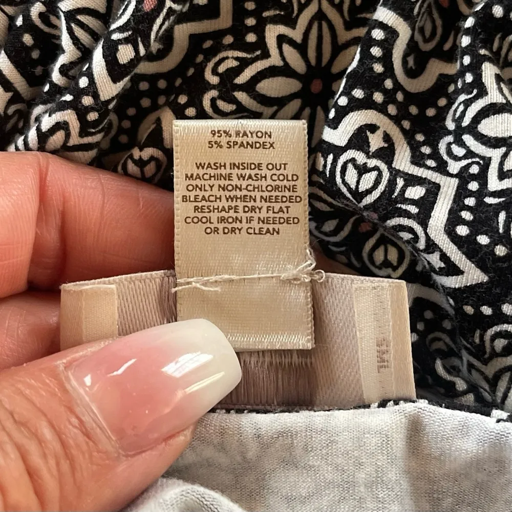 LOFT Black & White Floral
Sleeveless Boat Neck Midi Dress size M - Image 5