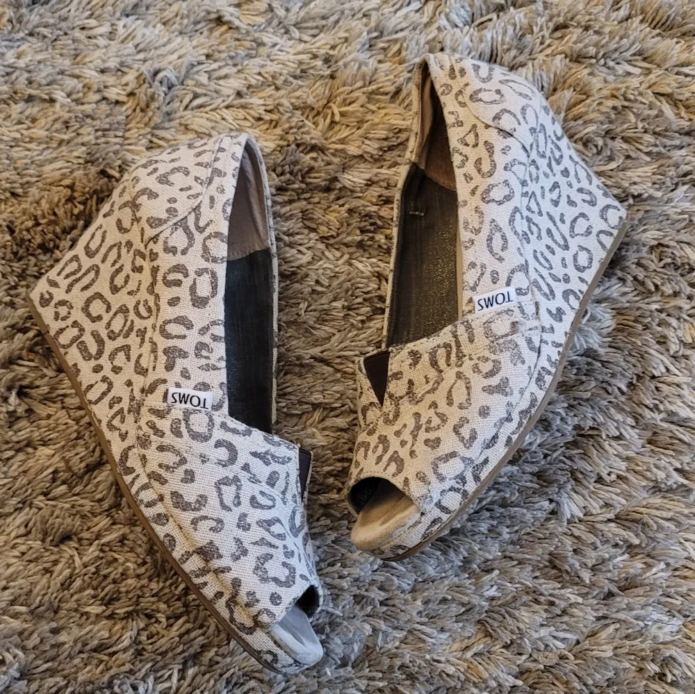 Toms Cream Gray Leopard Animal Print Peep Toe Canvas Wedge Sandals 9 - Image 5