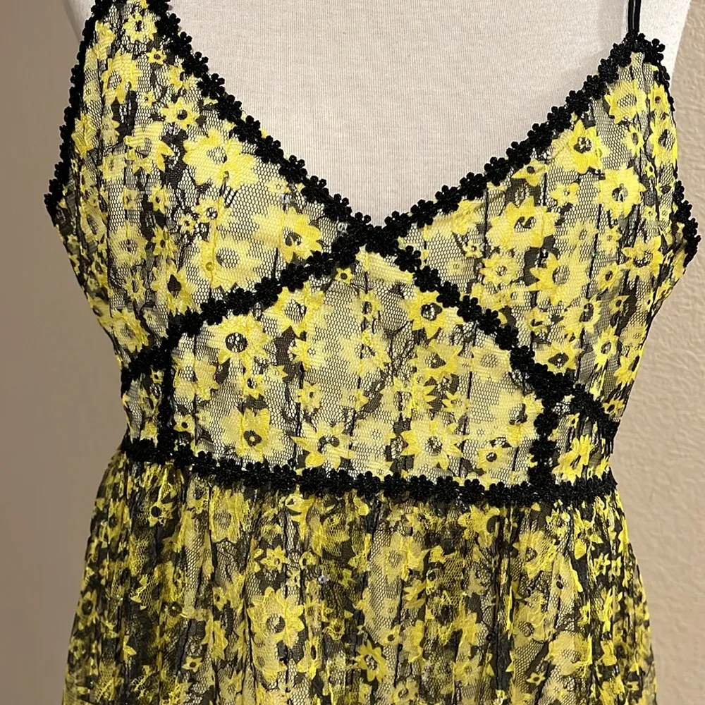 Romeo And Juliet Couture Women's Size Large Yellow Black trim Lacy Dress NWT - Image 2