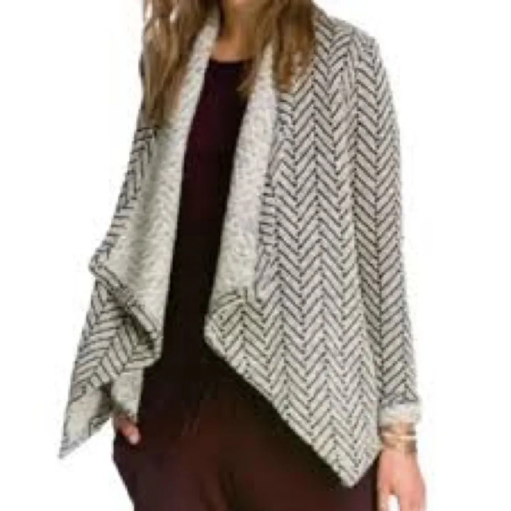 BB Dakota Black and White Chevron Sweater Size Medium EUC‎ - Image 2