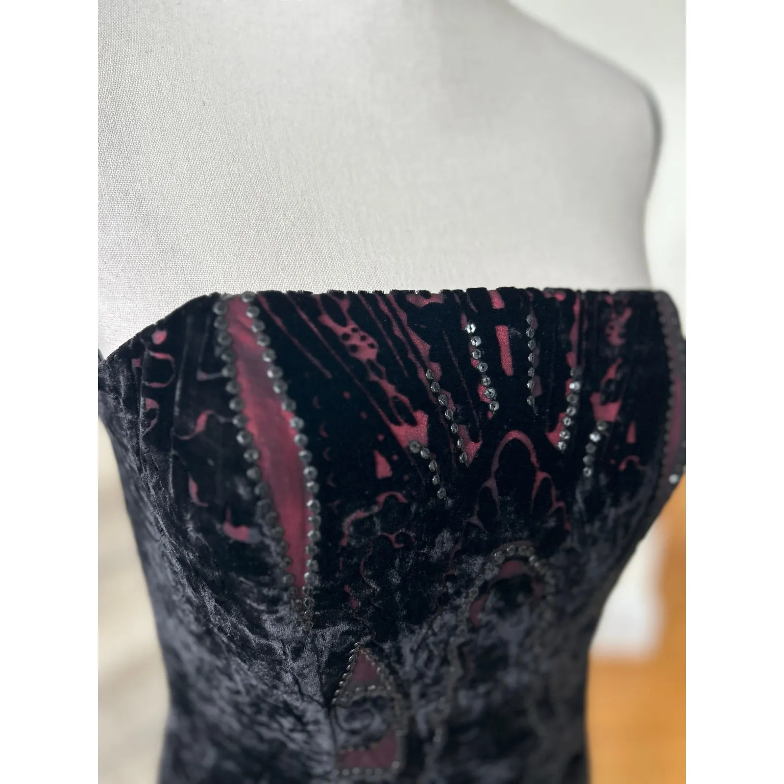 Vintage Y2K 90s Black Crushed Velvet Red Illusion Damask Strapless Dress Size 4 - Image 3