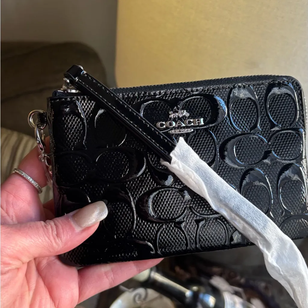 Authentic COACH patent signature leather zip top wristlet with a heart charm - Image 5