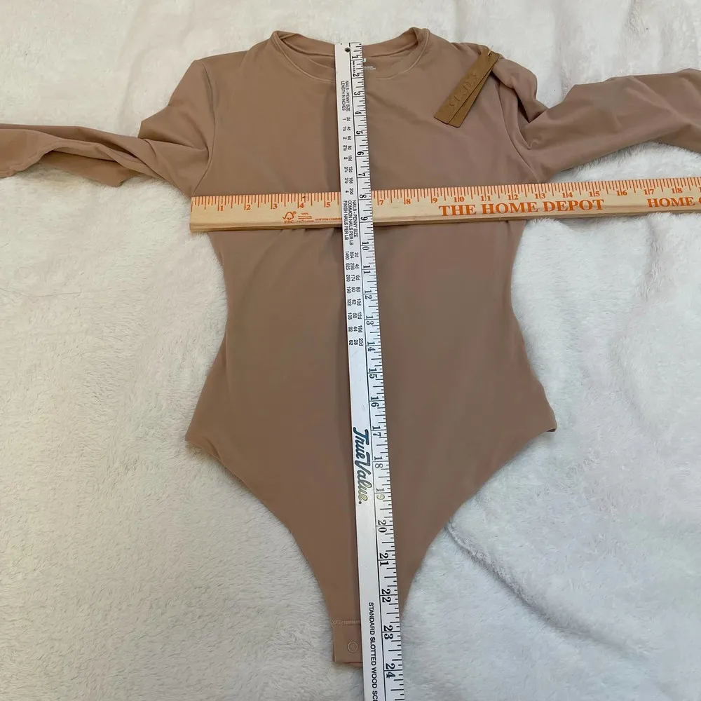 Essential Crew Neck Long Sleeve Bodysuit Size Small Mica Beige NEW - Image 7